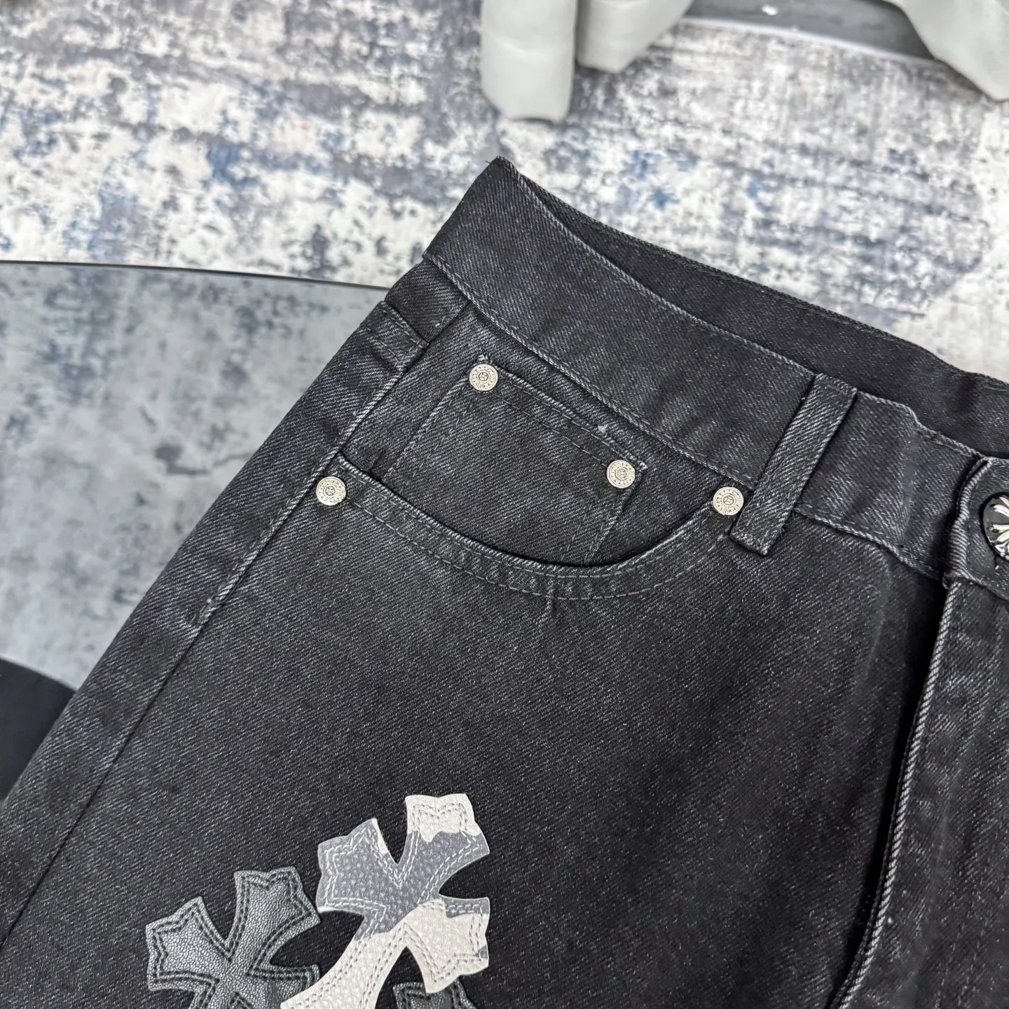 P260 Chrome Hearts Chrome Hearts Black Multi-leather Elements Full of Details Washed Jeans Authentically Restore the Ultimate Vintage Texture Three-Dimensional Fit Loose and Comfortable, Not Slimming Appearing Tall and Slim Made by a Manufacturer Original Quality Control Same Style for Men and Women Can Be Matched for Couples Versatile Recommendations Must-Have Jeans for All Seasons Fashionistas Have Been Disappointed From the Quality Selection of Fabrics, Cutting of Details, and Matching of Patterns, Everything Is Impeccable! The upper body is so handsome when worn...it can be easily worn by men, women and children! The craftsmanship is made of heavy-duty washed pure cotton denim fabric. After washing, it is soft and thick and looks very stylish when worn. Color: black Size: 28 30 32 34 36